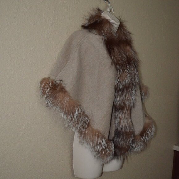 NWT $560 Belle Fare Oatmeal Tan Brown Fox Fur Trim Cape - Picture 3 of 6